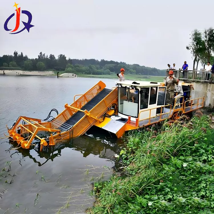 เรือตัดผักตบชวาและแหน